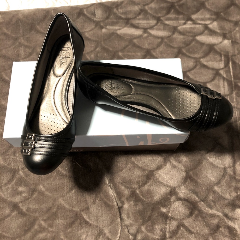 Women’s black shoes